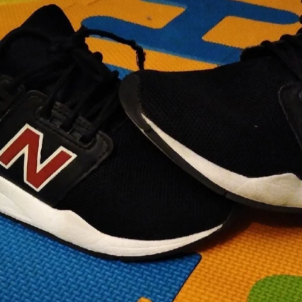 New balance kids sz2 EUC A little too snugged